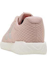 Lichtroze sport schoen met een gestructureerde mesh bovenkant, een gewatteerde kraag en een witte, gevoerde zool. Heeft grijze accenten en een ronde hak.