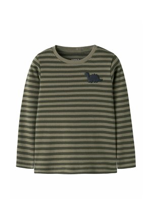 Chemise enfant à manches longues rayée vert olive et vert foncé avec un petit écusson dinosaure bleu foncé sur la poitrine.