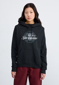 Sweatshirt preto com capuz e bolso frontal, apresentando um gráfico branco "Nike Sportswear". Tecido suave, corte solto, punhos e bainha canelados.