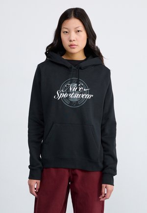 Svart hettegenser med frontlomme, med hvit "Nike Sportswear" grafikk. Mykt stoff, avslappet passform, ribbestrikkede ermer og kant.
