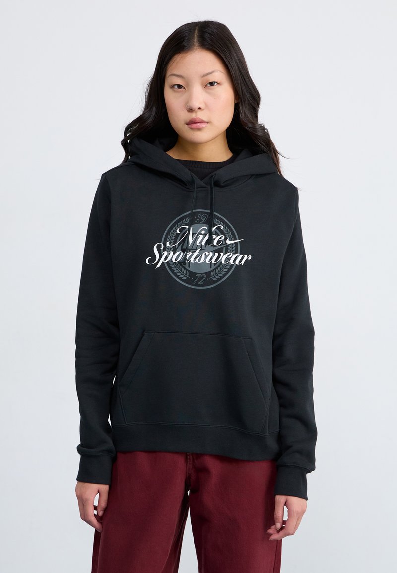 Sweatshirt preto com capuz e bolso frontal, apresentando um gráfico branco "Nike Sportswear". Tecido suave, corte solto, punhos e bainha canelados.