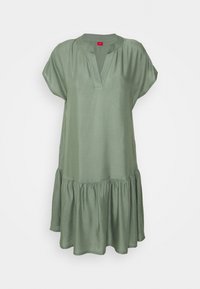 Vestido verde de longitud a la rodilla con mangas tipo capucha, escote en V y dobladillo con volantes recogidos. Hecho de un tejido suave con una textura delicada.