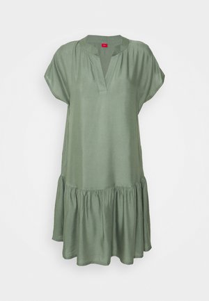 Vestito verde, lungo fino al ginocchio, con maniche a cappuccio, scollatura a V e orlo a balze arricciato. Realizzato in un tessuto morbido e liscio.
