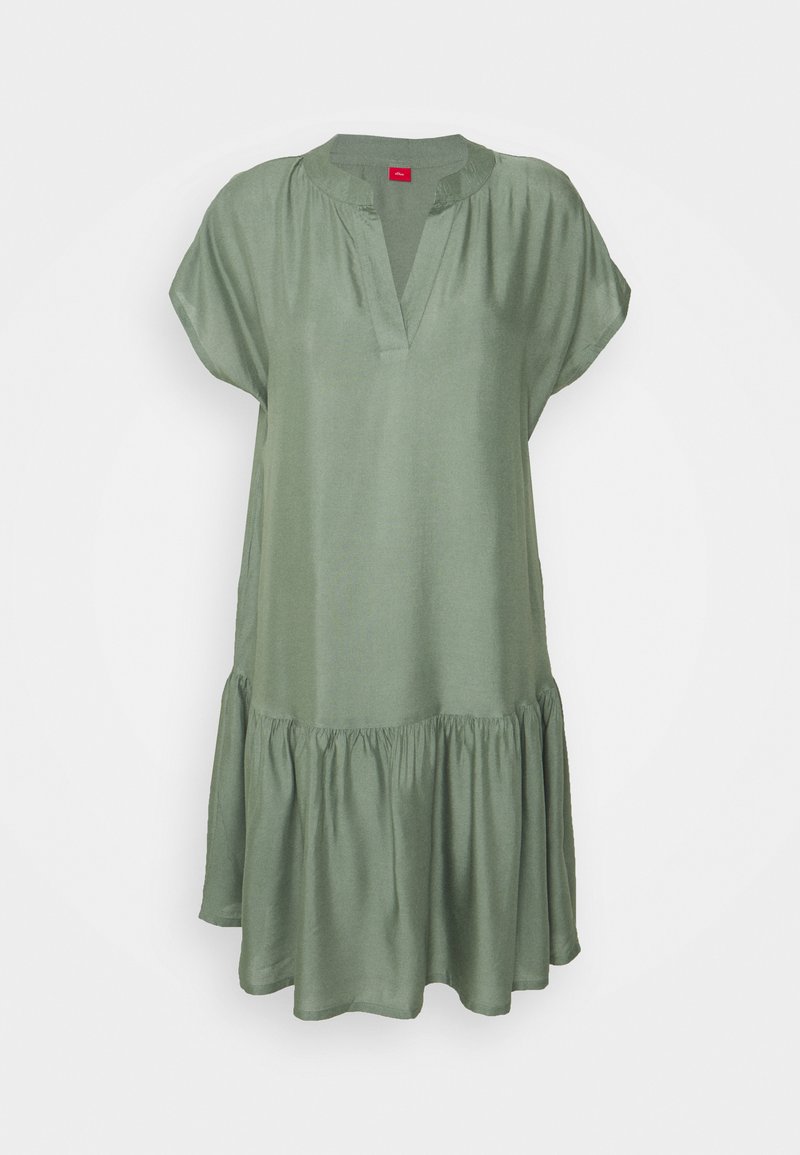 Vestido verde de longitud a la rodilla con mangas tipo capucha, escote en V y dobladillo con volantes recogidos. Hecho de un tejido suave con una textura delicada.