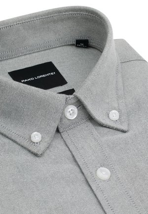 Szary, teksturowany kołnierzyk koszuli na guziki z białymi guzikami i czarną metką z napisem "Pako Lorente".
