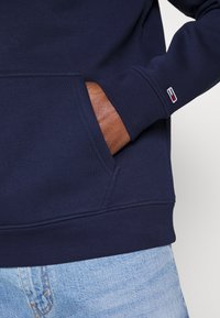 Tommy Jeans REFLECTIVE FLAG HOODIE - Sweatshirt com capuz - twilight navy