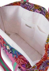 Kleurvolle bloemen tote bag met roze, groene en blauwe patronen, witte binnenkant en twee binnenzakken. Voorzien van een knoopsluiting en stoffen handvatten.