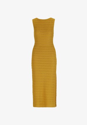 Robe midi sans manches en maille jaune moutarde avec motifs horizontaux texturés et fente latérale sur l'ourlet droit.