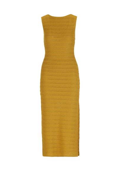 Robe midi sans manches en maille jaune moutarde avec motifs horizontaux texturés et fente latérale sur l'ourlet droit.
