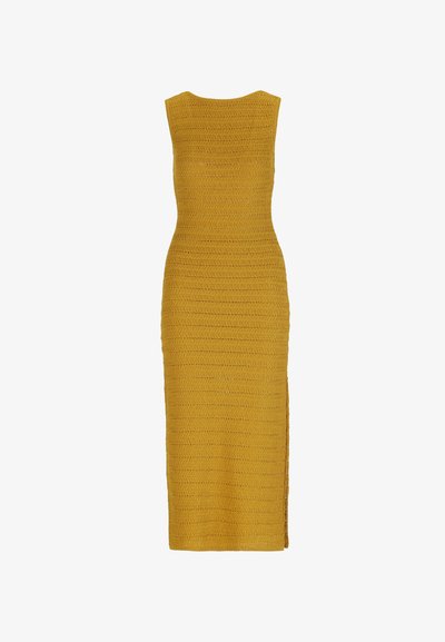 Robe midi sans manches en maille jaune moutarde avec motifs horizontaux texturés et fente latérale sur l'ourlet droit.