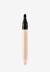 Beige oogschaduwpotlood met een spitse zwarte punt, met een gladde textuur en een matte afwerking. Het label leest "Babor Oogschaduwpotlood 08 Highlights."