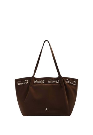 Bolso tote grande de color marrón oscuro con detalles de cadena cerca de la parte superior y tirantes finos, con un pequeño logo de calavera en el frente.