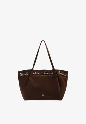 Bolso tote grande de color marrón oscuro con detalles de cadena cerca de la parte superior y tirantes finos, con un pequeño logo de calavera en el frente.