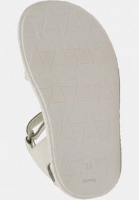 Vit sula av sandal med texturerat mönster av glasskålsform, platt design och förstärkta kanter; inkluderar märket "Camper" och storlek "21."