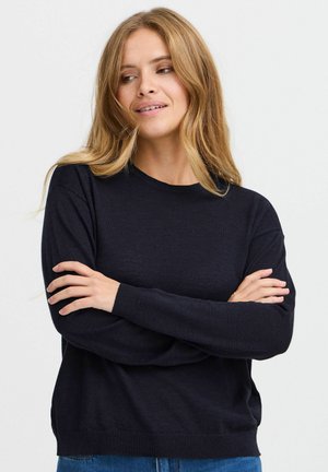 Pull marine sombre avec un col rond, des manches longues et une coupe décontractée. Fabriqué à partir d'un tissu doux et léger avec une texture minimale.