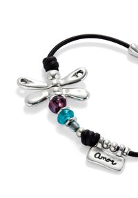 Encanto de libélula plateada en un cordón negro, con cuentas coloridas en púrpura y turquesa, y una etiqueta plateada grabada con "Amor".