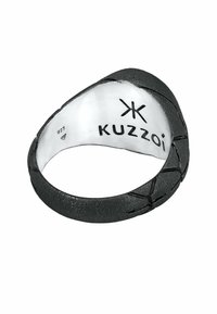 Anello in argento sterling con una finitura nera texturizzata, caratterizzato da un motivo dettagliato e marchiatura impressa all'interno.