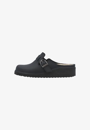 Sort slip-on træsko med rundet tå, justerbar spænde strop og tekstureret sål.
