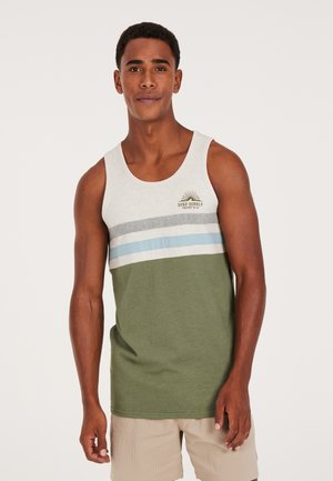 Grünes Tanktop mit weißen, grauen und hellblauen horizontalen Streifen. Verfügt über ein Logo in der Mitte. Weicher Stoff mit lockerer Passform.