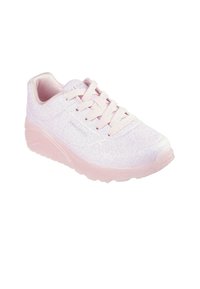 Zapatilla de deporte rosa claro con una textura brillante, diseño de cordones, suela acolchada y acentos suaves. Punta redondeada y forro interior suave.
