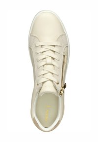 Sneaker beige clair avec une tige en cuir lisse, un système de laçage, détail de fermeture éclair sur le côté et accents en tissu texturé. Doublure intérieure douce visible.