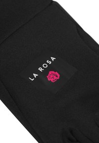 Svarta handskar med en fyrkantig etikett med "LA ROSA" i vit text och en rosa ros-illustration. Texturerad tygdel med passande design.