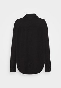 Chemise noire à manches longues avec col, texture lisse, poignets à boutons et ourlet courbé. Design arrière uni sans accents supplémentaires.