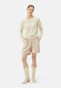 GOBI Cashmere MIT R-AUSSCHNITT UND GEMISCHTEM MUSTER - Stickad tröja - off white