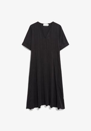 Zwarte jurk met een V-hals, korte mouwen en een vloeiende silhoutte. Gemaakt van zachte stof, met een geplooid ontwerp zonder versieringen.