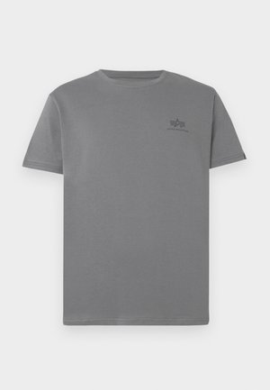 Sivý bavlnený tričko s okrúhlym výstrihom a krátkymi rukávmi. Obsahuje malé čierne logo na ľavej strane hrude. Hladká textúra.