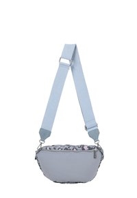 Borsa a spalla con stampa leopardata grigia e pastello, corpo morbido e imbottito, tracolla in nylon regolabile e chiusura con zip. Presenta accessori in metallo argentato.