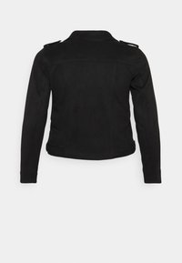 Musta mokkanahkatakki, jossa on jämäkkä kaulus, pitkät hihat, olkasaappaat ja sileä pinta. Takissa on vartalonmyötäinen siluetti, eikä näkyvissä ole metalliosia.