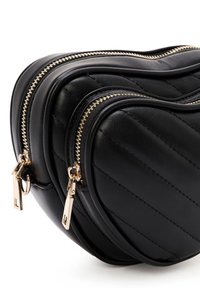 Borsa a forma di cuore in ecopelle nera con texture trapuntata, doppie zip dorate e finitura liscia. Design compatto con bordi arrotondati.