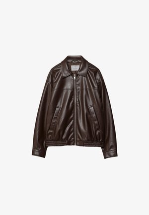 Dunkelbraune Kunstlederjacke mit Frontreißverschluss, Kragen, zwei diagonalen Taschen und elastischem Saum auf weißem Hintergrund.