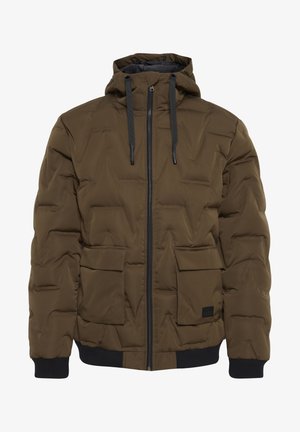 Brun pufferjakke med hette, med glidelås foran, to frontlommer og ribbestrikkede mansjetter. Laget av lett, slitesterk materiale.