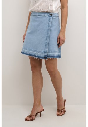 Gonna avvolgente in denim di colore azzurro chiaro con orlo sfrangiato e striscia orizzontale a contrasto nella parte inferiore. Chiusura con bottone sul lato sinistro.