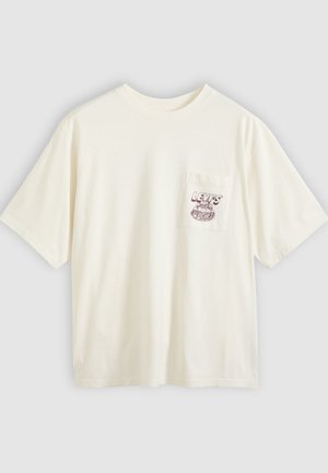 Camiseta de algodón color marfil con mangas cortas, con un bolsillo en el pecho izquierdo y texto gráfico en color granate y diseño. Corte relajado y cuello redondo.