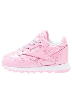 Baskets brillantes roses pour tout-petit avec lacets et semelle blancs, avec des détails cousus et un petit logo du drapeau britannique sur le côté.