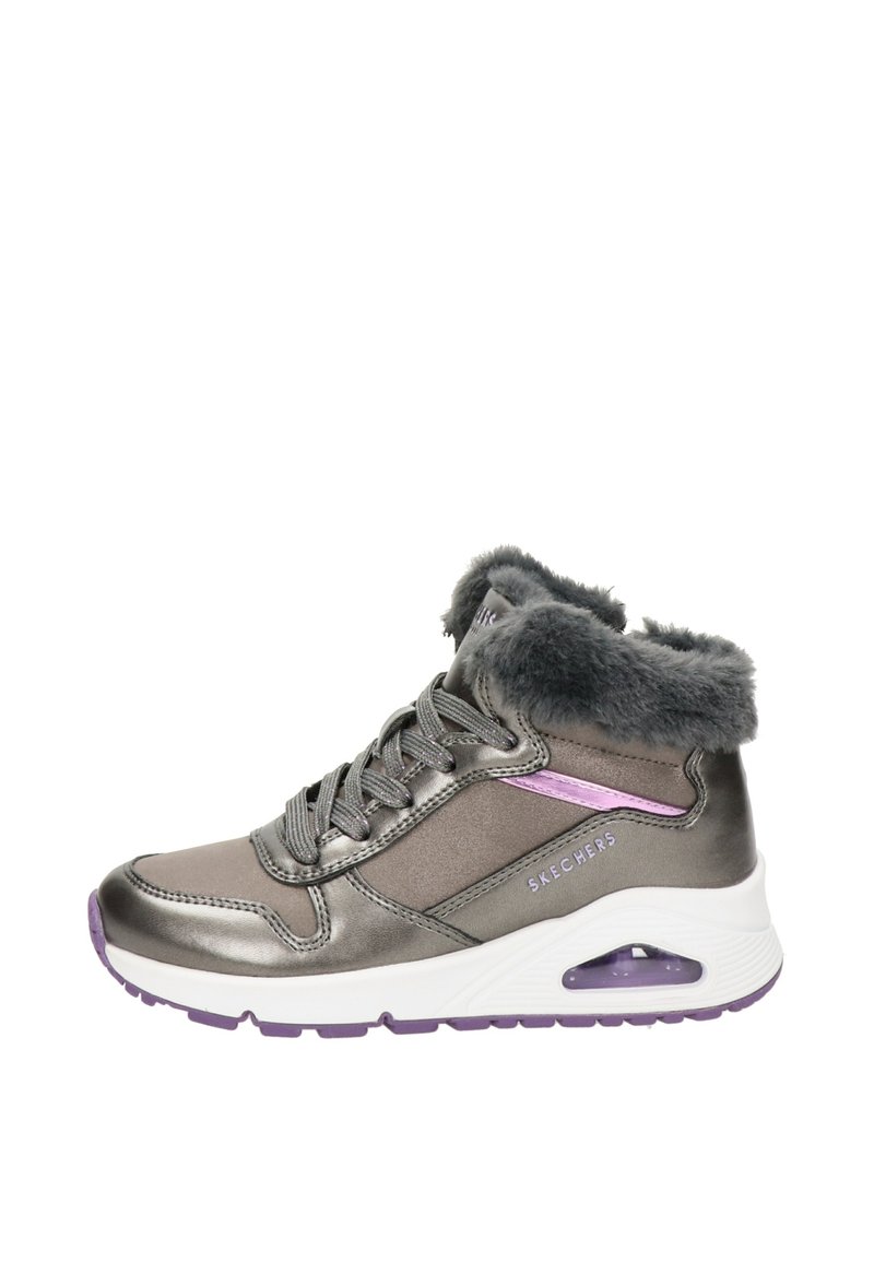 Zapatilla alta de color gris metálico con acentos morados, cuello forrado de pelo, tejido texturizado y suela blanca con característica de almohadilla de aire.