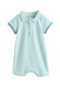 Romper de polo azul claro hecho de tela texturizada, con cuello, mangas cortas con ribete azul marino y una tapa de dos botones para el cierre.
