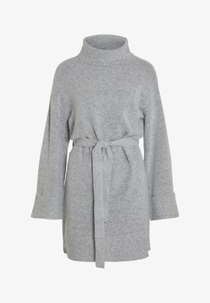 Vestido envolvente de punto gris con cuello alto, mangas largas y un cinturón atado en la cintura. Presenta una tela texturizada y puños anchos.