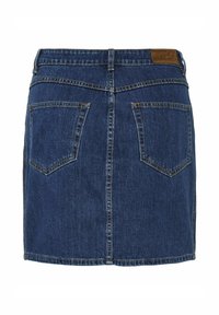 Farkkuhame tummansinisellä pesulla, jossa on keski-nokka vyötärö, kaksi takataskua ja nahkainen logopatchi takavyötäröllä.