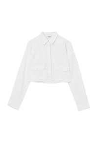 Camicia bianca tagliata, realizzata in cotone. Presenta una chiusura anteriore con bottoni, colletto e due tasche sul petto con chiusura a patta. Maniche lunghe con polsini a bottoni.