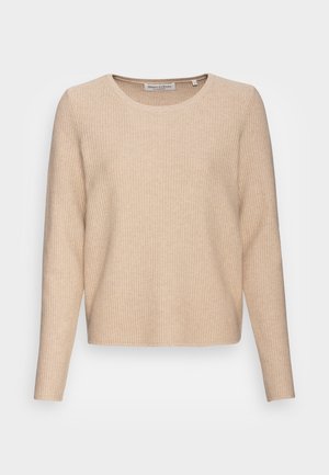 Beige geribbelde trui met lange mouwen en ronde hals, frontaal weergegeven op een witte achtergrond.