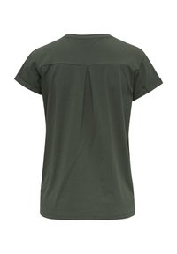 Camiseta verde de manga corta con cuello redondo, que presenta un sutil pliegue en la espalda y puños enrollados. Fabricada con un tejido suave y transpirable.