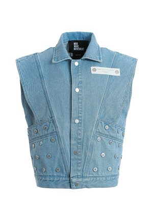 Chaleco vaquero sin mangas de color azul claro con hombros anchos, botones a presión en la parte delantera, tachuelas plateadas decorativas y una etiqueta interior negra que dice "MOD WAVE MOVEMENT."