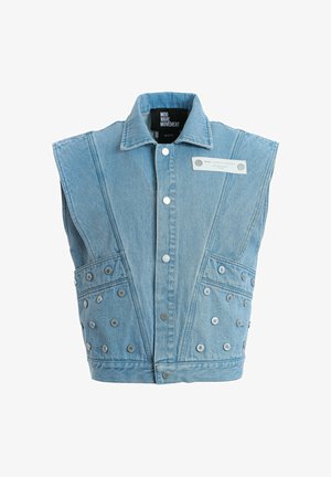 Chaleco vaquero sin mangas de color azul claro con hombros anchos, botones a presión en la parte delantera, tachuelas plateadas decorativas y una etiqueta interior negra que dice "MOD WAVE MOVEMENT."