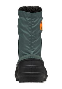 Stivale impermeabile verde con suola in gomma nera, tessuto strutturato, collo soffice e un logo arancione prominente sul lato.
