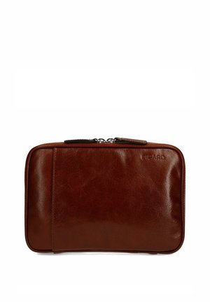 Bolsa marrón de cuero con cierre de cremallera, superficie ligeramente texturizada y logotipo "PICARD" en relieve en la esquina superior derecha.