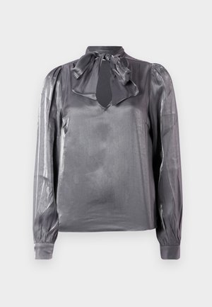Szara, satynowa bluzka z dekoltem w kształcie kokardki, wycięciem w kształcie klucza oraz długimi rękawami z elastycznymi mankietami. Gładka faktura i delikatny blask.